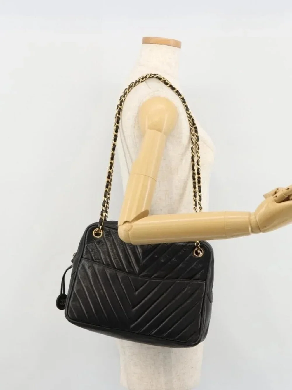 CHANEL V Stitch Chain Shoulder Bag Lamb Skin Black Gold CC Auth BA13037
